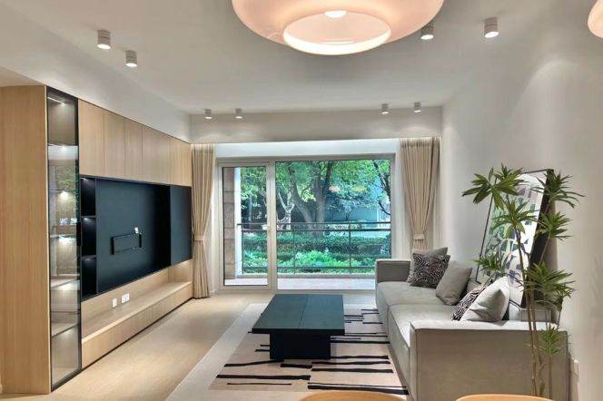 3-Bedroom Apartment in Lujiazui Core | Central Air & Full Floor Heating  