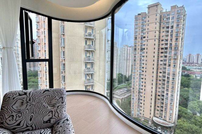 Brand new decortion 3brs with floor heating and balcony beside the beautiful Su Zhou river