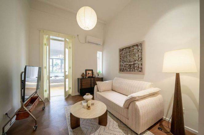 Cozy 1br with balcony in Jing'an Line 2/12/13