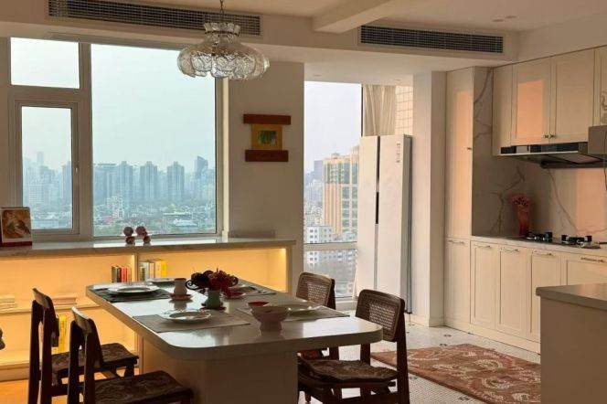 3 Brs, 2 Baths, Open Balcony/Floor heating/Oven/Dish washer, 160 sqm @ Xujiahui station L1,9&11