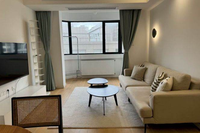 Elevator 1BR | North Jiangsu Road | 7-min walk to Line 2 & Line 11 Jiangsu Road Station