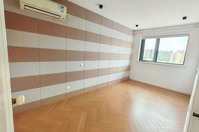 3 Brs, 2 Baths, Terrace/Wall heating/Oven/Dish washer, 180 sqm @ Jiaotong uni L10&11
