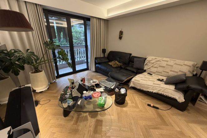 2 brs near L10/L11 jiaotong uni station