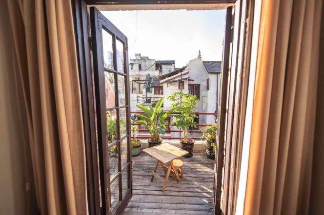 1BR with terrace, 3-min walk to Lines 2/7/14, Jing'an Temple