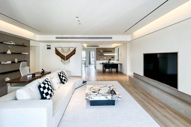 Modern decoration 4brs with floor heating nearby  Xintiandi and Tianzifang 