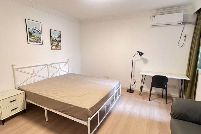 Large cozy room Next to West Nanjing Road
