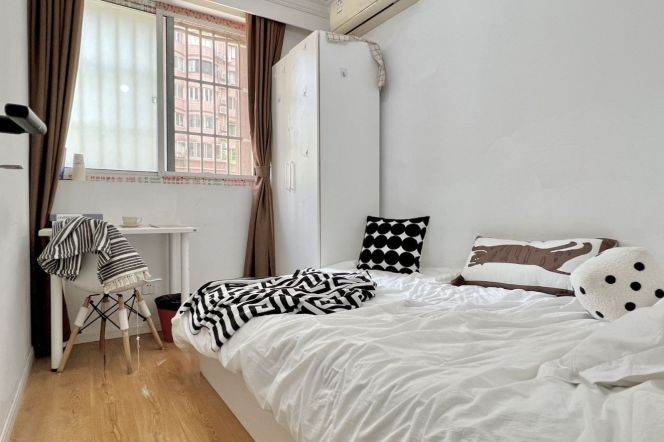 Nice room near Jingan temple,international roommates,close to SJTU, advance booking accepted 