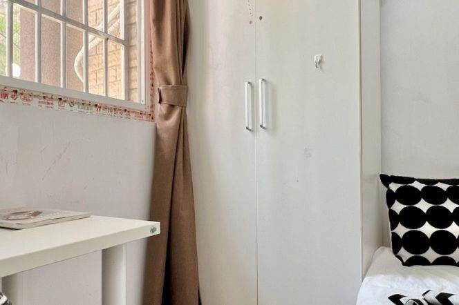 Nice room near Jingan temple,international roommates,close to SJTU, advance booking accepted 
