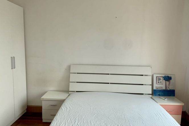 Great room with good views near Tiantong rd, very close to TJU  line 10,advance booking accepted 