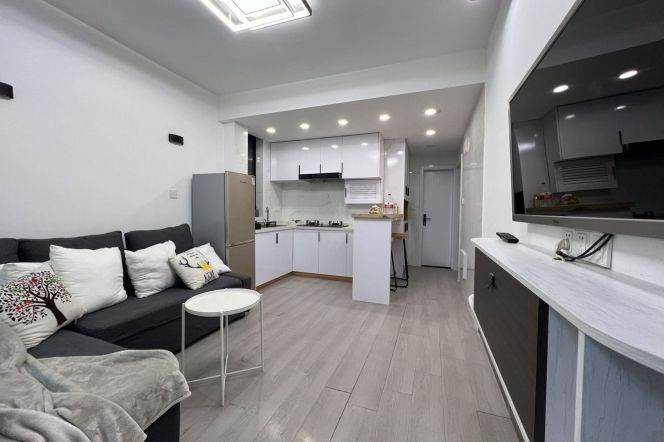 Spacious 1Br/2Lr/1Bt+Private Yard@L10/11 Jiaotong University Station 
