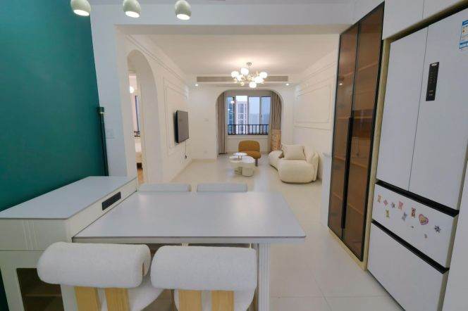 Good layout 3 br next easy to NYU ShangHai with Open view.L8 LingZhaoXinCun St.