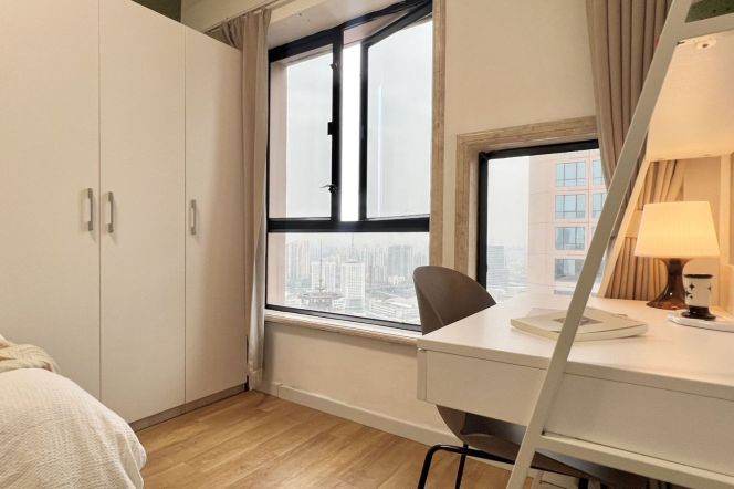 Big room near Hanzhong rd, with balcony close to ECNU, advance booking accepted 