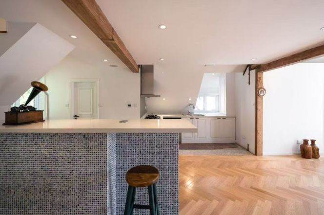 Stunning 3br old house with Balcony nr South Shaanxi Rd  Line 1/10/12