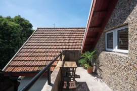 Stunning 3br old house with Balcony nr South Shaanxi Rd  Line 1/10/12