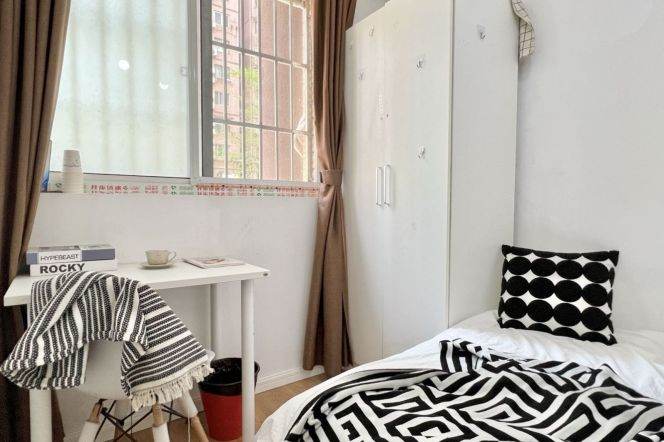 Nice room near Jingan temple,international roommates,close to SJTU, advance booking accepted 