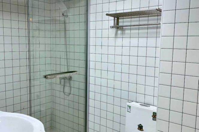 West Nanjing Road Large Master Bedroom With Private Bathroom 