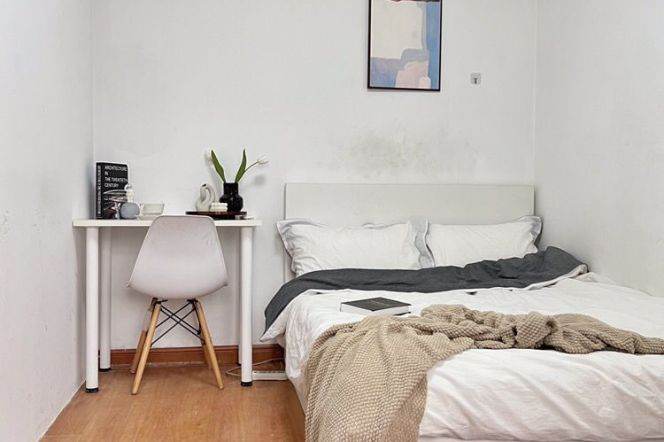 Bright room with balcony near Jingan temple, close to SJTU, international roommates 