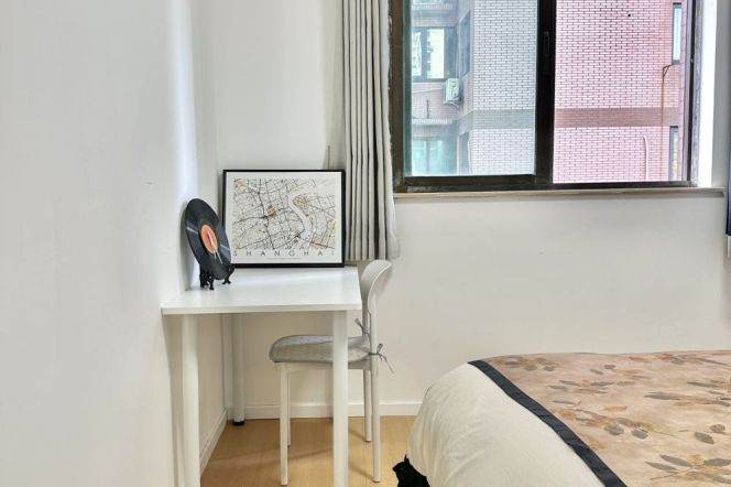 Master bedroom near West Nanjing rd, close to ECNU, advance booking accepted 