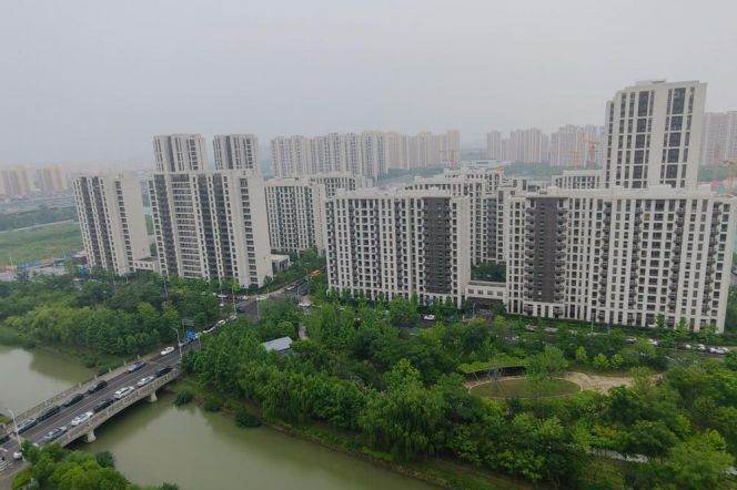 Good layout 3 br next easy to NYU ShangHai with Open view.L8 LingZhaoXinCun St.