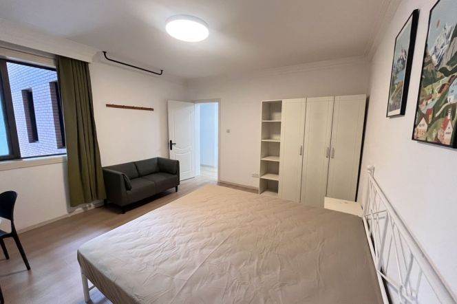 Large cozy room Next to West Nanjing Road