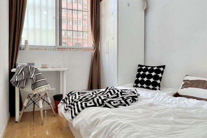 Nice room near Jingan temple,international roommates,close to SJTU, advance booking accepted 