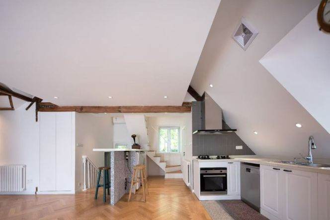 Stunning 3br old house with Balcony nr South Shaanxi Rd  Line 1/10/12