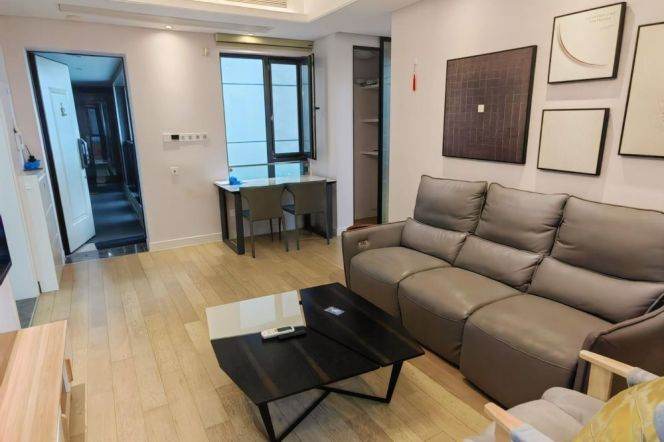 Modern 1 br with good air flow next NYU shanghai ,4 mins walking to L 6/8/11
