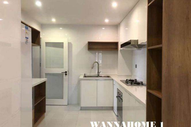 Spacious&Bright 4Bdrs 2Baths Apt+Stunning View+Large Open Balcony+West Nan Jing Rd+200Sqm