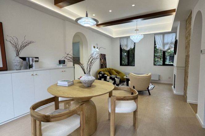 Jiangsu rd & Zhongshan Park | Spacious 2+1Br +2Bathr +high ceiling +heating | 19.2K