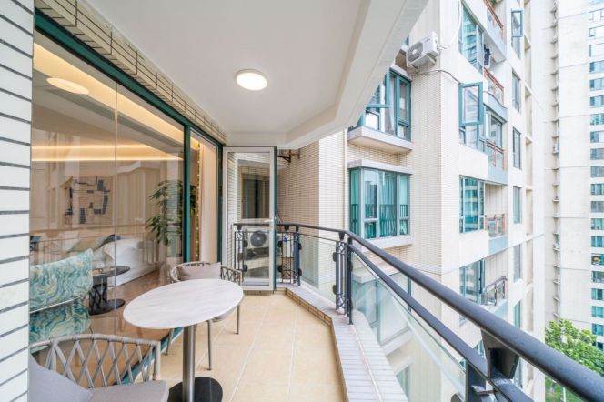    Xujiahui 3-Bedroom Refined Flat with Balcony & Full Heating