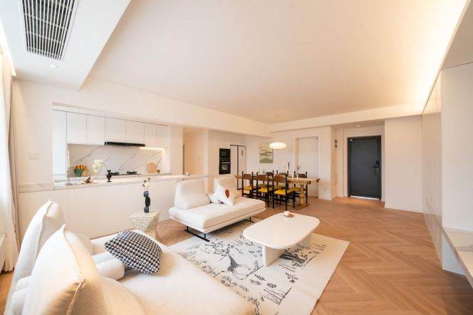 Central Huangpu 3-Bed High-Floor Apartment with City Night View