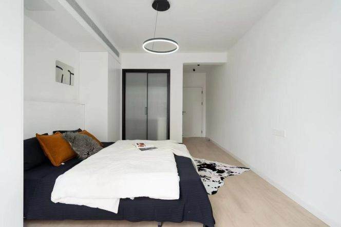 Jing'an Duplex 3-Bed Apartment with Private Parking