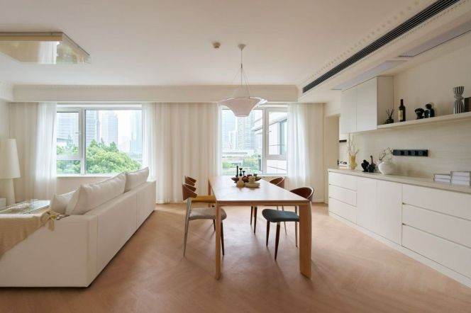   Lujiazui Central 3-Bed Flat with Wide Living Room & Tower Views