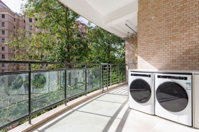  Lujiazui 4-Bed Luxury Apartment with Full Clubhouse
