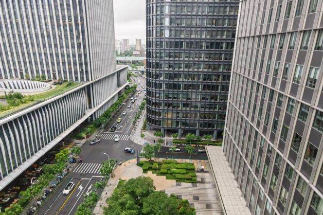 Modern 1 br with good air flow next NYU shanghai ,4 mins walking to L 6/8/11