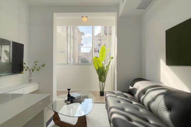 Modern&Spacious&Bright 1Bdr 1Bath Apt+2F Walk Up+L10/11 Jiao Tong Uni. Metro+Wu Kang Rd