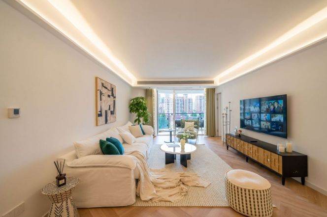    Xujiahui 3-Bedroom Refined Flat with Balcony & Full Heating