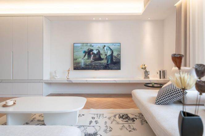 Central Huangpu 3-Bed High-Floor Apartment with City Night View