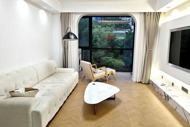 Spacious 120sqm 2Br, 2Ba, 2 Indoor Balconies with Ceiling Windows| L3/11
