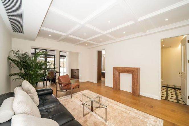 Retro-style 3br with terrace @Jing'an Temple