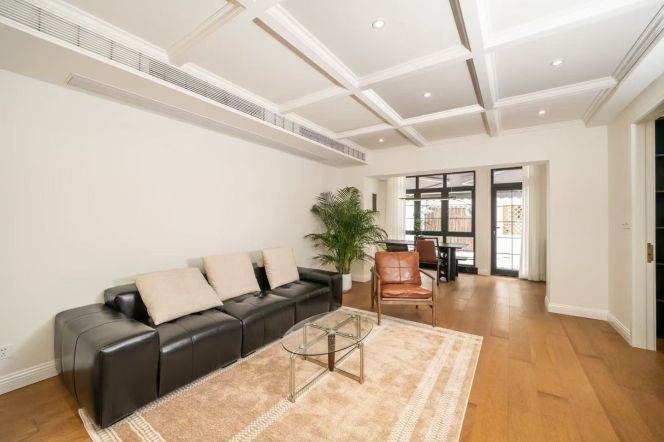 Retro-style 3br with terrace @Jing'an Temple