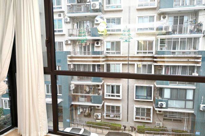 Spacious 120sqm 2Br, 2Ba, 2 Indoor Balconies with Ceiling Windows| L3/11