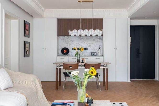 Modern decoration 2brs with floor heating and balcony  in Xujiahui area, 