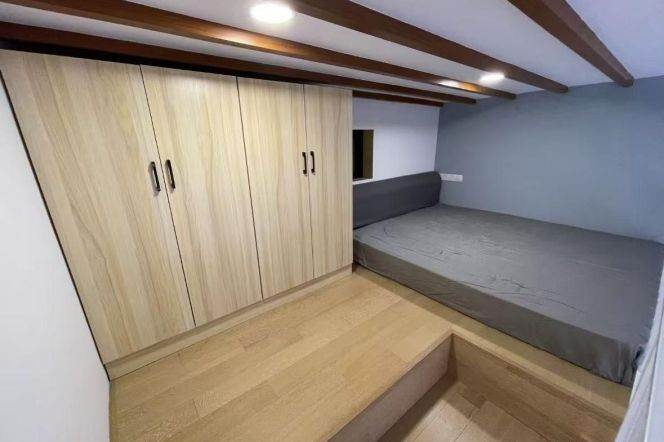 Cozy  loft 1 br with floor heating + Garden,6 mins walking to L1 HengShan Rd st.near SH Library 