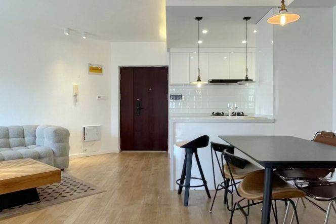 Stunning View+Spacious&Bright 3Bdrs 2Baths Apt+Open Balcony+L2/11 Jiangsu Rd+Great Compound
