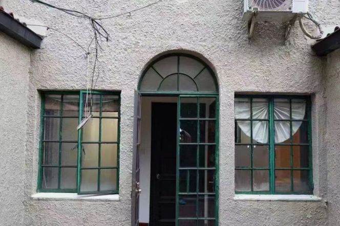 Beautiful historic building Roof Terrace Huashan Rd 22k