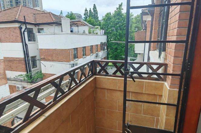 Unique & Spacious 1 br with open balcony . easy to L 2/11  JiangSu Rd St.