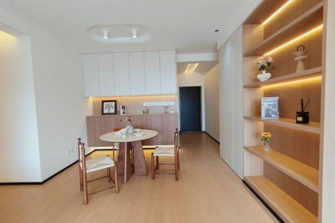 3 Brs, 2 Baths, Floor heating/Oven/Dish washer/Gym, 140 sqm @ Hongbaoshi metro L10