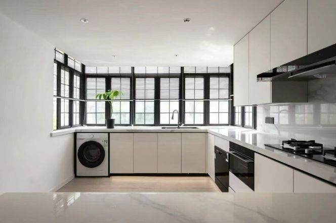 3 Brs, 2 Baths with Open Balcony/Floor heating/Oven/Dish washer, 150 sqm @ Hengshan metro L1