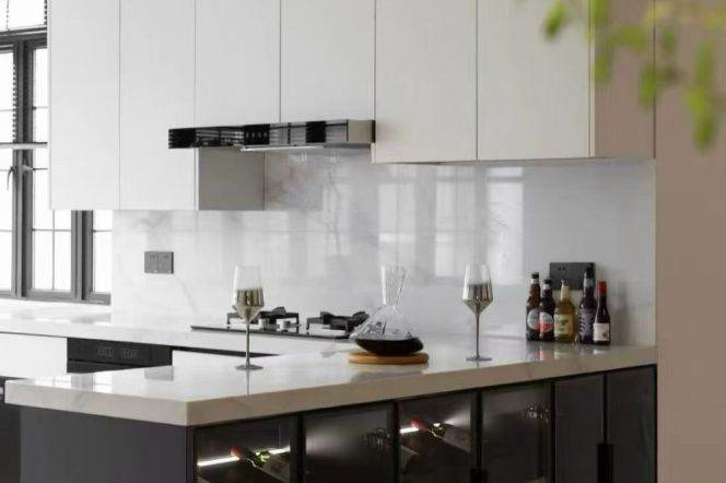 3 Brs, 2 Baths with Open Balcony/Floor heating/Oven/Dish washer, 150 sqm @ Hengshan metro L1